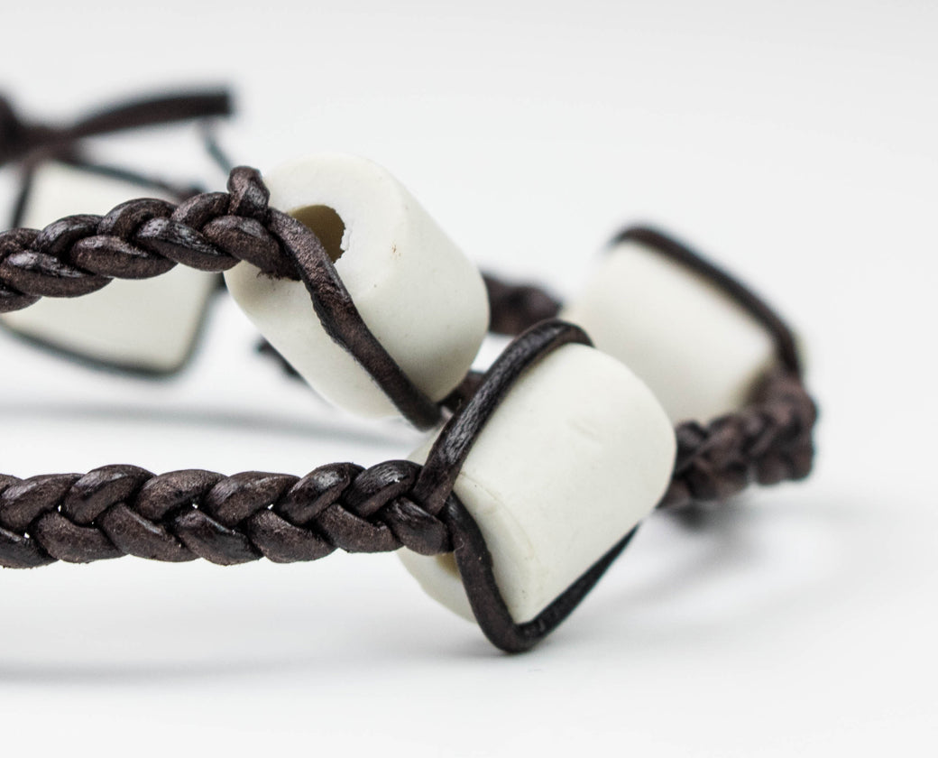 EM-Keramik Kette mit Känguruleder geflochten